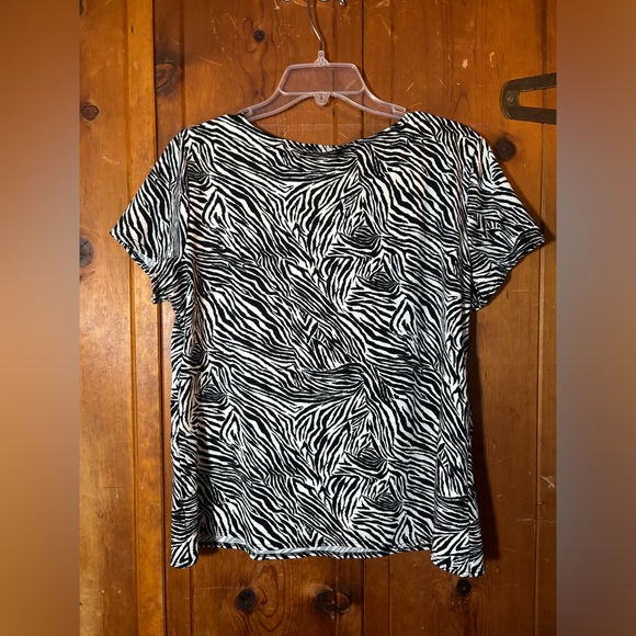 Zebra print v-neck top - Picture 2 of 4